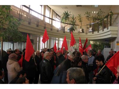 Concentração no átrio interior da Segurança Social, em Aveiro